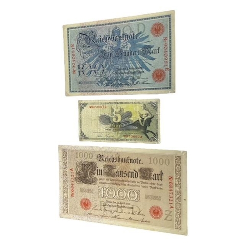 100 - A LARGE COLLECTION OF INTERNATIONAL BANKNOTES HELD IN A FOLDER
Aproximately 132 examples, to include... 