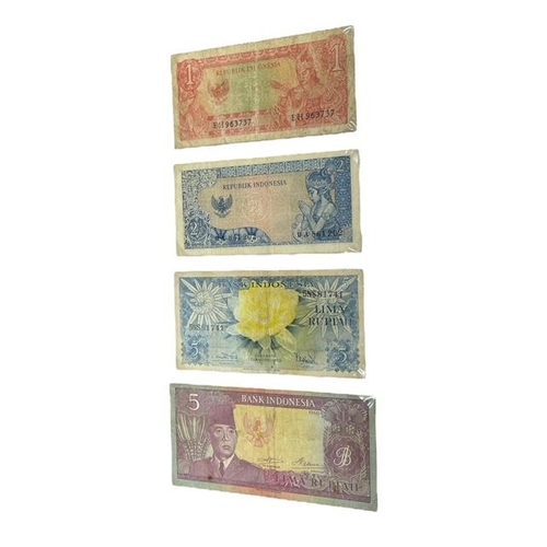 100 - A LARGE COLLECTION OF INTERNATIONAL BANKNOTES HELD IN A FOLDER
Aproximately 132 examples, to include... 