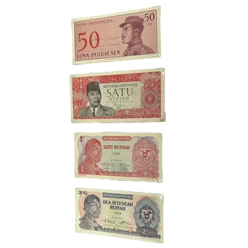 100 - A LARGE COLLECTION OF INTERNATIONAL BANKNOTES HELD IN A FOLDER
Aproximately 132 examples, to include... 