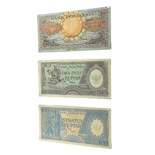 100 - A LARGE COLLECTION OF INTERNATIONAL BANKNOTES HELD IN A FOLDER
Aproximately 132 examples, to include... 