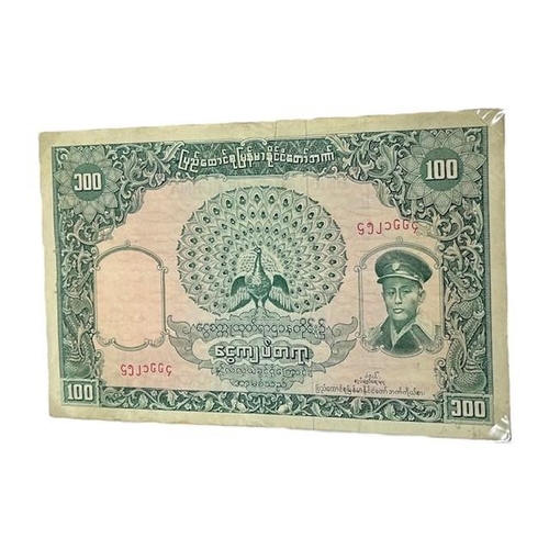 100 - A LARGE COLLECTION OF INTERNATIONAL BANKNOTES HELD IN A FOLDER
Aproximately 132 examples, to include... 