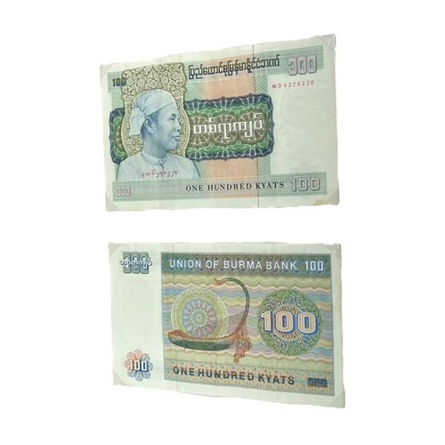 100 - A LARGE COLLECTION OF INTERNATIONAL BANKNOTES HELD IN A FOLDER
Aproximately 132 examples, to include... 