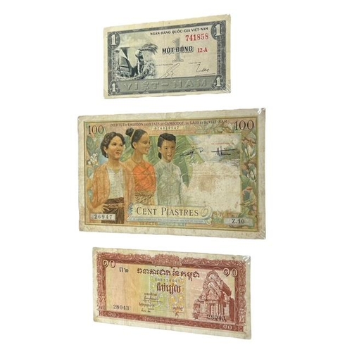 100 - A LARGE COLLECTION OF INTERNATIONAL BANKNOTES HELD IN A FOLDER
Aproximately 132 examples, to include... 