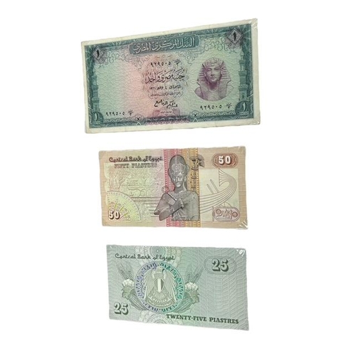 100 - A LARGE COLLECTION OF INTERNATIONAL BANKNOTES HELD IN A FOLDER
Aproximately 132 examples, to include... 