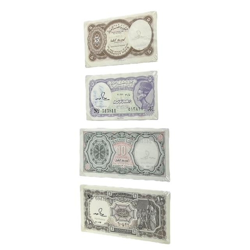 100 - A LARGE COLLECTION OF INTERNATIONAL BANKNOTES HELD IN A FOLDER
Aproximately 132 examples, to include... 