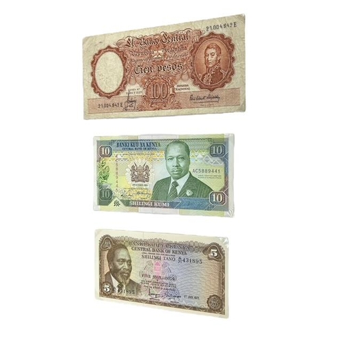 100 - A LARGE COLLECTION OF INTERNATIONAL BANKNOTES HELD IN A FOLDER
Aproximately 132 examples, to include... 