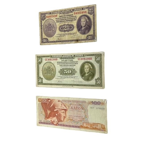 100 - A LARGE COLLECTION OF INTERNATIONAL BANKNOTES HELD IN A FOLDER
Aproximately 132 examples, to include... 