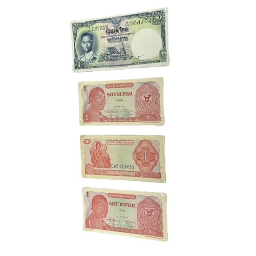 100 - A LARGE COLLECTION OF INTERNATIONAL BANKNOTES HELD IN A FOLDER
Aproximately 132 examples, to include... 