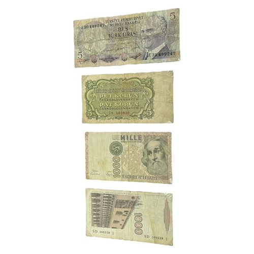 100 - A LARGE COLLECTION OF INTERNATIONAL BANKNOTES HELD IN A FOLDER
Aproximately 132 examples, to include... 