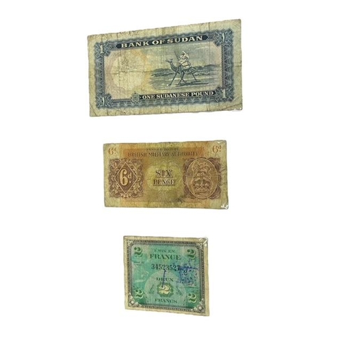 100 - A LARGE COLLECTION OF INTERNATIONAL BANKNOTES HELD IN A FOLDER
Aproximately 132 examples, to include... 