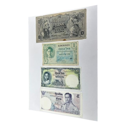 100 - A LARGE COLLECTION OF INTERNATIONAL BANKNOTES HELD IN A FOLDER
Aproximately 132 examples, to include... 