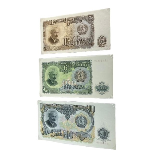 100 - A LARGE COLLECTION OF INTERNATIONAL BANKNOTES HELD IN A FOLDER
Aproximately 132 examples, to include... 