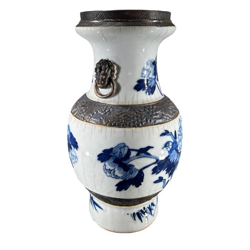 125 - A LARGE LATE 19TH/EARLY 20TH CENTURY CHINESE EXPORT QING DYNASTY PORCELAIN VASE FROM THE NANKIN REGI... 