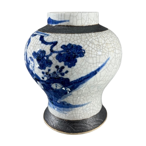 126 - A LATE 19TH/EARLY 20TH CENTURY CHINESE EXPORT QING DYNASTY PORCELAIN VASE FROM THE NANKIN REGIONDeco... 