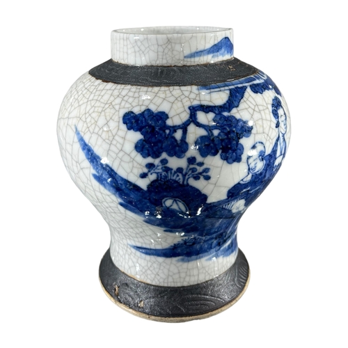 126 - A LATE 19TH/EARLY 20TH CENTURY CHINESE EXPORT QING DYNASTY PORCELAIN VASE FROM THE NANKIN REGIONDeco... 