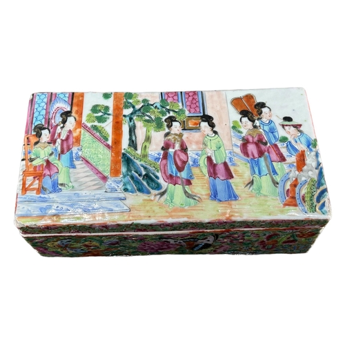 128 - A 19TH CENTURY CHINESE CANTON FAMILLE ROSE PORCELAIN RECTANGULAR BOXTop showing figures within garde... 