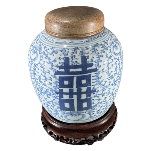 130 - A LATE 19TH/EARLY 20TH CENTURY CHINESE BLUE AND WHITE PORCELAIN GINGER JAR WITH WOODEN LID Decorated... 