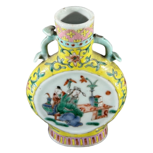 134 - A 19TH CENTURY CHINESE QING DYNASTY FAMILLE JAUNE MOONFLASK, HAVING KANGXI MARK TO BASEFlask decorat... 