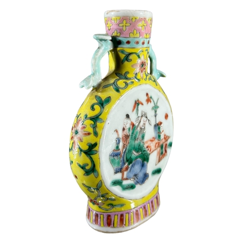 134 - A 19TH CENTURY CHINESE QING DYNASTY FAMILLE JAUNE MOONFLASK, HAVING KANGXI MARK TO BASEFlask decorat... 