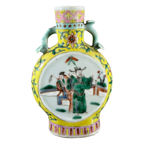 134 - A 19TH CENTURY CHINESE QING DYNASTY FAMILLE JAUNE MOONFLASK, HAVING KANGXI MARK TO BASEFlask decorat... 