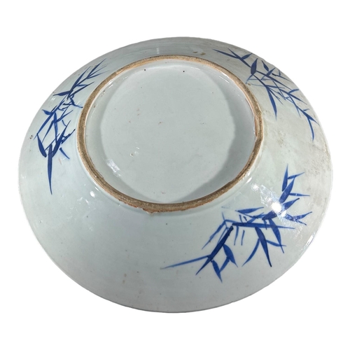 149 - A 19TH CENTURY CHINESE QING DYNASTY BLUE AND WHITE PORCELAIN CHARGERDecorated with butterfly amongst... 