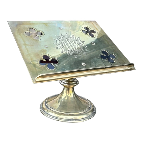 101B - J. WIPPELL & CO., EXETER AND LONDON, A LATE 19TH/EARLY 20TH CENTURY BRASS BOOK/BIBLE STAND. (h 26.2c... 