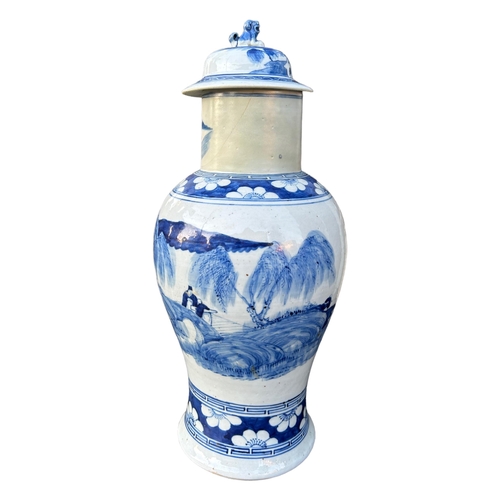 157 - A LARGE 18TH CENTURY CHINESE QING DYNASTY BLUE AND WHITE BALUSTER VASE WITH LID, PROBABLY KANGXI OR ... 