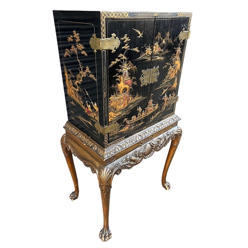 216 - AN EARLY 20TH CENTURY GEORGE II DESIGN JAPANNED LACQUERED CHINOISERIE DECORATED CABINET ON STANDThe ... 