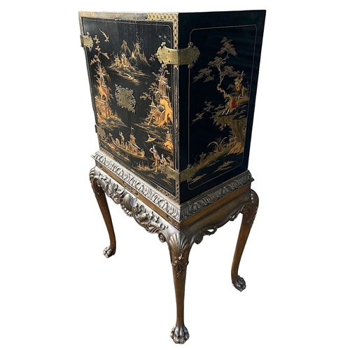 216 - AN EARLY 20TH CENTURY GEORGE II DESIGN JAPANNED LACQUERED CHINOISERIE DECORATED CABINET ON STANDThe ... 