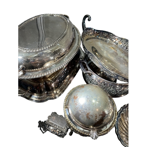 82 - A COLLECTION VICTORIAN AND LATER SILVER PLATED ITEMS, TO INCLUDE EXAMPLES FROM MAPPIN & WEBB, WALKER... 