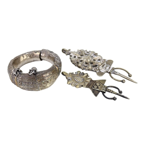 66 - SUR AND THE SHARQIYAH REGION, OMAN, A LATE 19TH/EARLY 20TH CENTURY OMANI SILVER ANKLET, TOGETHER WIT... 