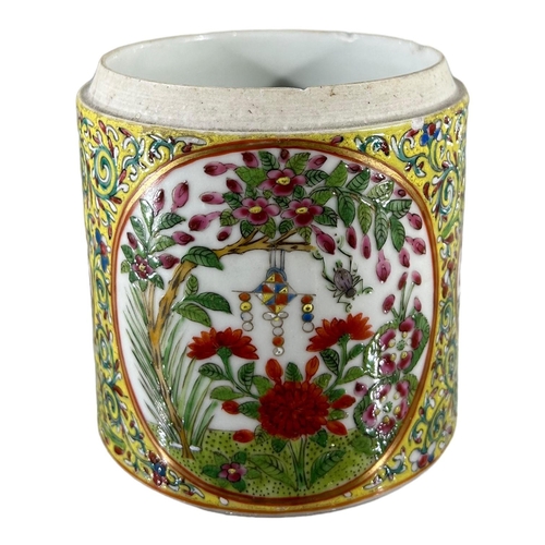 179 - A CHINESE FAMILE JUAN CYLINDRICAL POT, TOGETHER WITH TWO CHINSE GINGER JARS Blue and white ginger ja... 