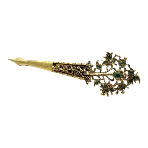 17 - A 20TH CENTURY SRILANKEN YELLOW METAL AND EMERALD KONDAKOVA (HAIR PIN) BROOCH (YELLOW METAL TESTS AS... 