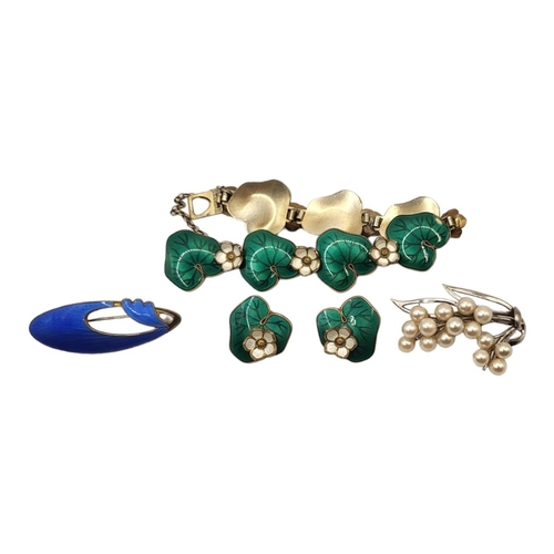 55 - DAVID ANDERSON, A VINTAGE NORWEGIAN SILVER GILT AND ENAMEL BRACELET AND EARRINGS FORMED AS LILY PADS... 