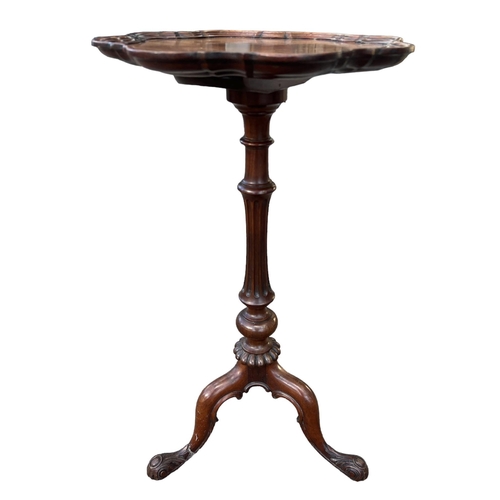 202 - MANNER OF GILLOWS, A 19TH CENTURY MAHOGANY OCCASIONAL TRIPOD TABLE
The shaped top supported on a ree... 