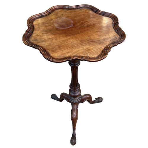 202 - MANNER OF GILLOWS, A 19TH CENTURY MAHOGANY OCCASIONAL TRIPOD TABLE
The shaped top supported on a ree... 