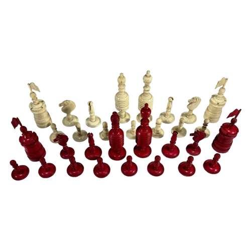 186A - A 19TH  CENTURY CHINESE CARVED BONE BARLEYCORN STYLE RED AND WHITE CHESS SET. 
(h 11.5cm)