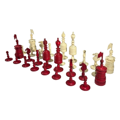 186A - A 19TH  CENTURY CHINESE CARVED BONE BARLEYCORN STYLE RED AND WHITE CHESS SET. 
(h 11.5cm)