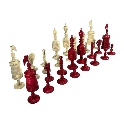 186A - A 19TH  CENTURY CHINESE CARVED BONE BARLEYCORN STYLE RED AND WHITE CHESS SET. 
(h 11.5cm)