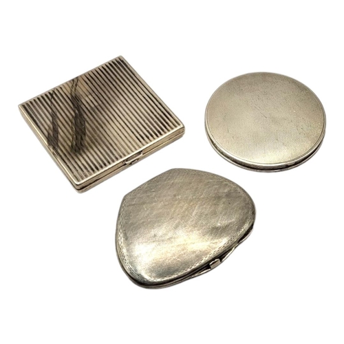 42 - A 20TH CENTURY CANADIAN ART DECO SILVER COMPACT, HAVING CHASED AND ENGRAVED DECORATION. TOGETHER WIT... 