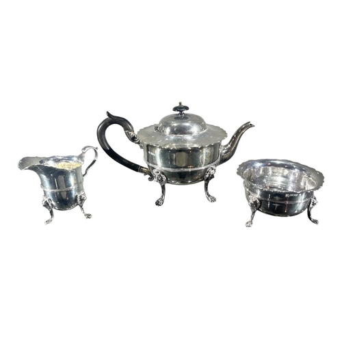 18 - FENTON BROTHERS LTD, AN EARLY 20TH CENTURY SILVER THREE-PIECE TEA SET, HALLMARKED SHEFFIELD, 1921
Te... 