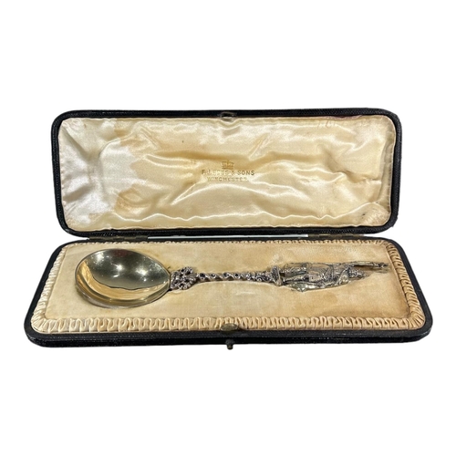 21 - SAMUEL JACOB, A CASED EDWARDIAN SILVER DESSERT SPOON, HALLMARKED, LONDON, 1901
Decorated with stylis... 