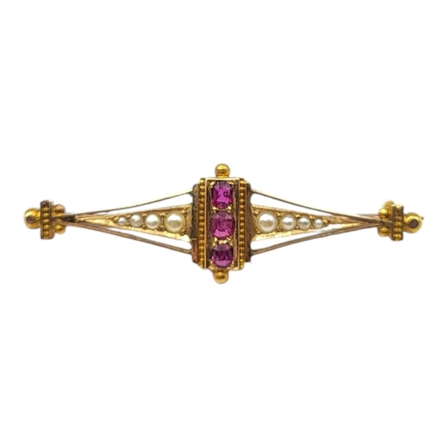 68 - AN EDWARDIAN 15CT YELLOW GOLD, PINK SPINEL AND PEARL BAR BROOCHHaving three oval cut pink spinels (... 