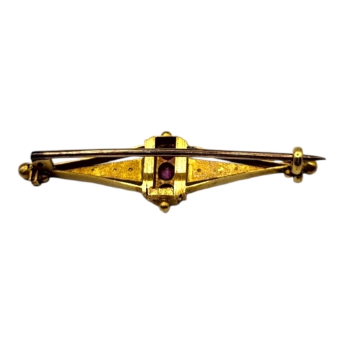 68 - AN EDWARDIAN 15CT YELLOW GOLD, PINK SPINEL AND PEARL BAR BROOCHHaving three oval cut pink spinels (... 