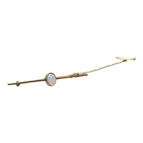 76 - AN EDWARDIAN 9CT GOLD AND OPAL BAR BROOCHHaving central oval cabochon cut opal (approx. 7mm x 5mm) ... 