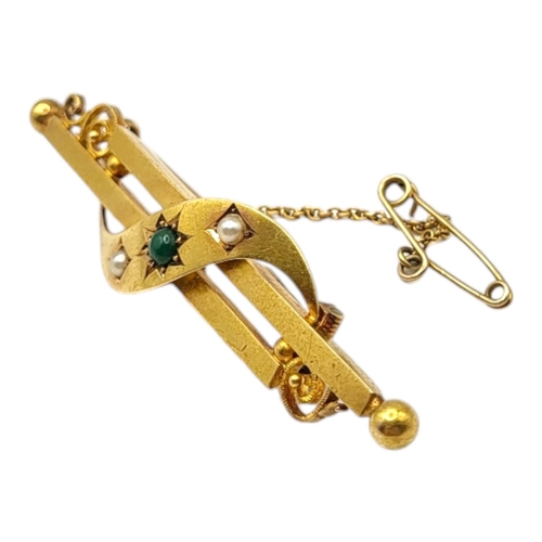 86 - A VICTORIAN 15CT GOLD, TURQUOISE AND PEARL BAR BROOCHHaving central cabochon cut green turquoise (a... 