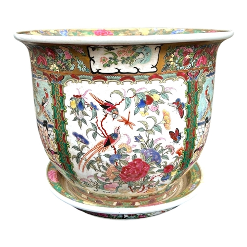 106 - A 20TH CENTURY CHINESE CANTON FAMILLE ROSE PORCELAIN JARDINIÈRE / PLANTER AND UNDERPLATE BASE, HAVIN... 