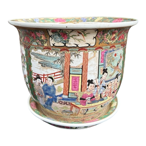 106 - A 20TH CENTURY CHINESE CANTON FAMILLE ROSE PORCELAIN JARDINIÈRE / PLANTER AND UNDERPLATE BASE, HAVIN... 