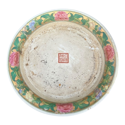 106 - A 20TH CENTURY CHINESE CANTON FAMILLE ROSE PORCELAIN JARDINIÈRE / PLANTER AND UNDERPLATE BASE, HAVIN... 