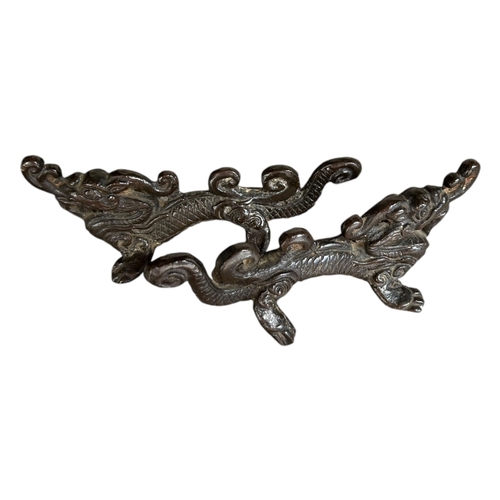 148 - A LATE 19TH/EARLY 20TH CENTURY PAIR OF CHINESE BRONZE BRUSH RESTS IN THE FORM OF DRAGONS. 
(h 5cm x ... 